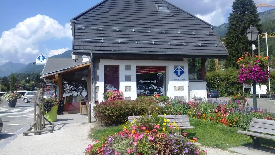 Office de tourisme de Samoëns: the chalet from outside
