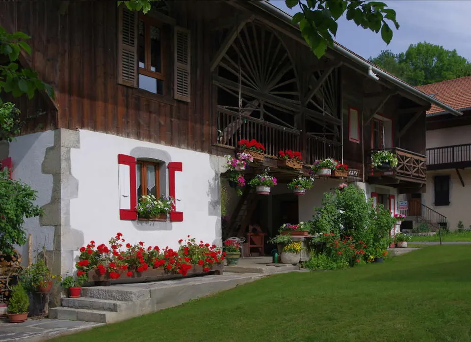 Gîte Edelweiss: the house and its flowered balconies