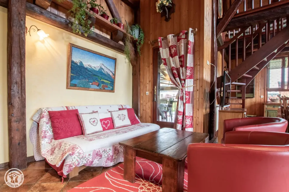 Gîte Edelweiss: the wood-panelled living room