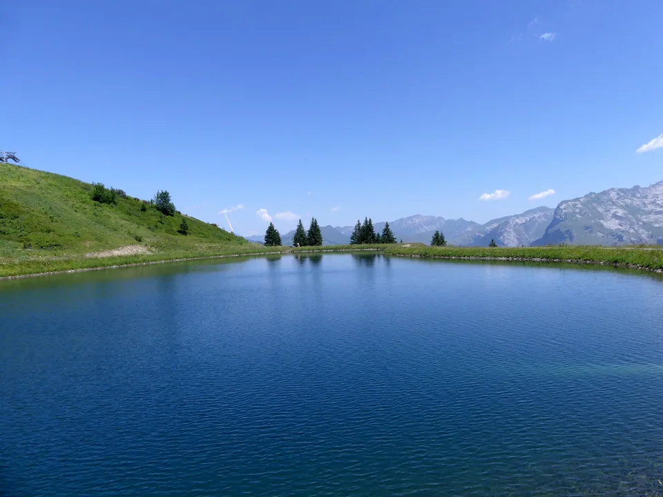 Lac des Gouilles Rouges in summer, above Samoëns 1600