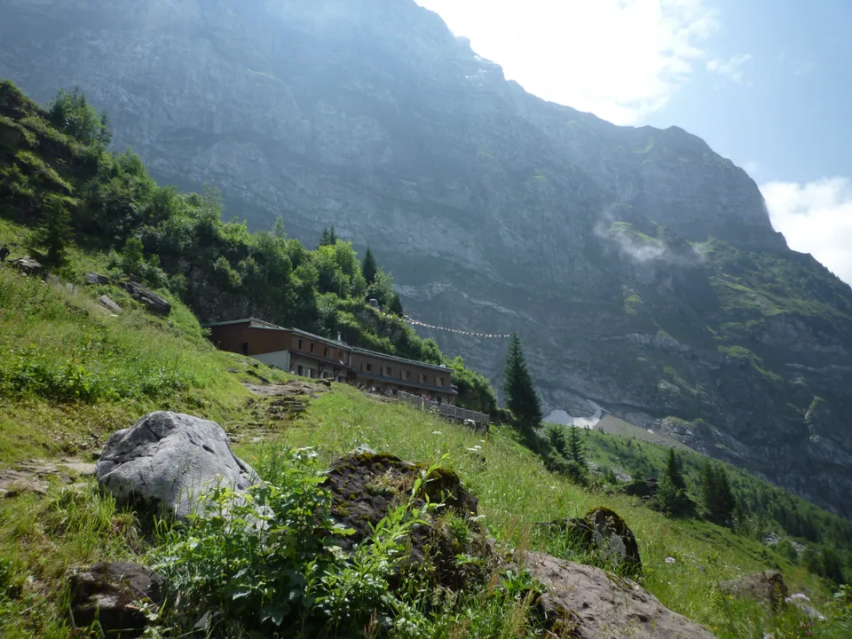 Refuge de Folly and its surrounding mountains